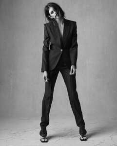 wmag0625featuresarahburtonhrrgb-extra-1.jpg