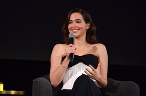 zoey-deutch-at-netflix-s-the-lineup-live-from-the-egyptian-1.jpg