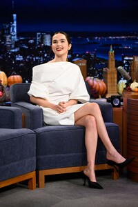 zoey-deutch-in-asymmetrical-white-dress-on-tonight-show-appearance-1.jpg