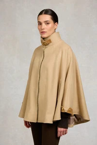 101ClassicCape_Camel_120COTW501664_251001_AW25Ecom_AJ_27344_3.webp