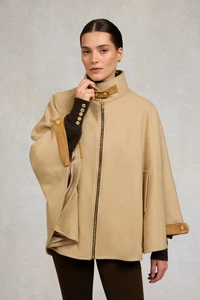 101ClassicCape_Camel_120COTW501664_251001_AW25Ecom_AJ_27355_1.webp
