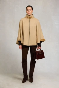 101ClassicCape_Camel_120COTW501664_251001_AW25Ecom_AJ_27358_5.webp