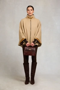 101ClassicCape_Camel_120COTW501664_251001_AW25Ecom_AJ_27365_2.webp