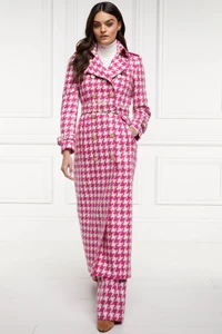 2023-05-10_AW23_Ecomm80479_Look3-FulllengthMarlboroughTrenchCoat_HotPinkLargeScaleHoundsTooth__4.webp