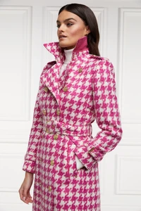 2023-05-10_AW23_Ecomm80563_Look3-FulllengthMarlboroughTrenchCoat_HotPinkLargeScaleHoundsTooth__5.webp