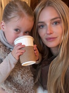 [2026.01.04] katelove_610918874_18551360002054296_622620809454042962_n.jpg