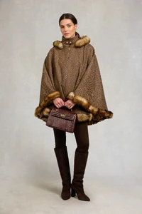 22KensingtonHoodedCape_LargeScaleBrownHerringbone_TBC_251001_AW25Ecom_AJ_26457_5.webp
