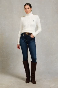33SeattleRollNeckCableKnit_WinterWhite_220MKNT020955_251001_AW25Ecom_AJ_28095_5.webp