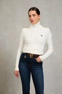 33SeattleRollNeckCableKnit_WinterWhite_220MKNT020955_251001_AW25Ecom_AJ_28110_1.webp