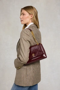 3MilanMidiShoulderBag_Oxblood_225MBAG305561_250710_AW25EcomAJ_17600_2.webp