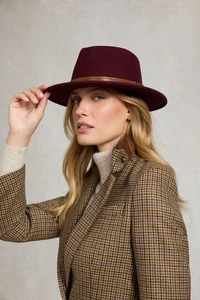 60WoolTrilby_Mulberry_225MHAT052856_250710_AW25EcomAJ_17807_1.webp
