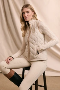 62LightweightCountryGilet_Barley_225MOTW262997_250717_AW25EcomAJ_22059_4.webp