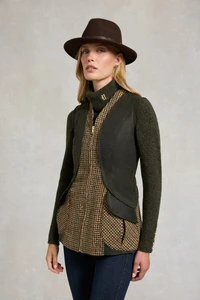 67FieldVest_HailesGreenTweed__220COTW041203_250710_AW25EcomAJ_18353_1.webp