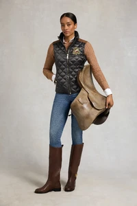 69DiamondQuiltClassicGilet_Khaki_221EOTW002832_250709_AW25EcomAJ_15590_2.webp