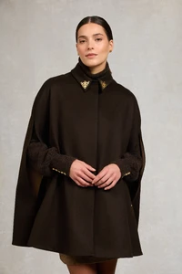 6KnightsbridgeCape_Chocolate_225COTW083679_251001_AW25Ecom_AJ_26620_1.webp