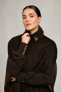 6KnightsbridgeCape_Chocolate_225COTW083679_251001_AW25Ecom_AJ_26631_5.webp