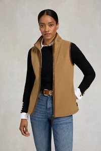70CountryFleeceGilet_Coffee_123MOTW081682_250709_AW25EcomAJ_15490_3.webp