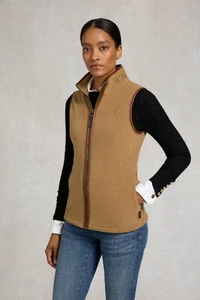 70CountryFleeceGilet_Coffee_123MOTW081682_250709_AW25EcomAJ_15491_1.webp