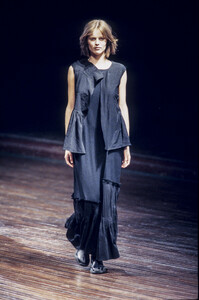 Atsuro Tayama 1999 Women RTW 12.jpg