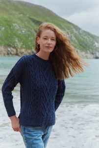 B252_TullyBoxAranSweater_SupersoftMerino_Navy_01.webp