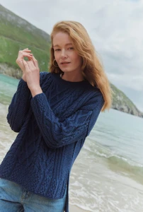B252_TullyBoxAranSweater_SupersoftMerino_Navy_06.webp