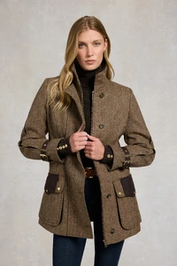 BalmoralFieldCoat_LargeScaleBrownHerringbone_TBC_250710_AW25EcomAJ_18525_5.webp