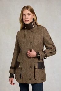 BalmoralFieldCoat_LargeScaleBrownHerringbone_TBC_250710_AW25EcomAJ_18549_1.webp
