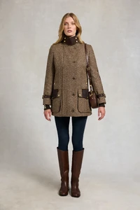 BalmoralFieldCoat_LargeScaleBrownHerringbone_TBC_250710_AW25EcomAJ_18576_5.webp