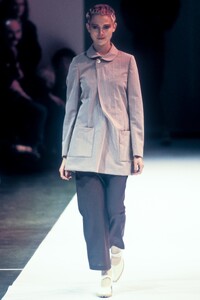 Comme des Garcons 1994 Women RTW 109.jpg