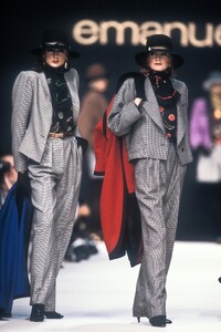 Emanuel Ungaro FW 1990 012.jpg