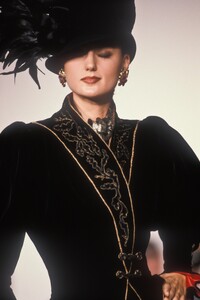 Emanuel Ungaro FW 1990 Haute Couture 094.jpg