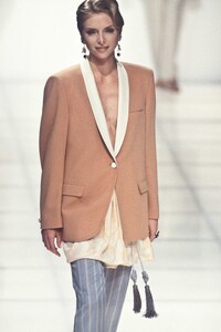 Giorgio Armani SS 1993 014.jpg