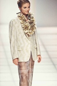 Giorgio Armani SS 1993 080.jpg