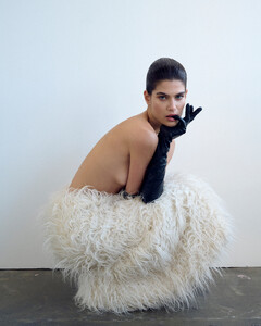 Harper's Bazaar Greece December 2025_17.jpg