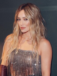 Hilary Duff - De calça cinza marcando o bundão e de top marcando os peitos - I.jpg