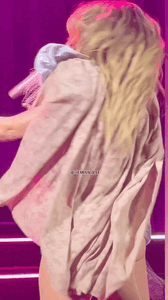 Hilary Duff - De shortinho bege mostrando o bundão no show - Gif - C.gif