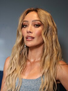 Hilary_Duff_before_her_show_01-20-20260002.jpg