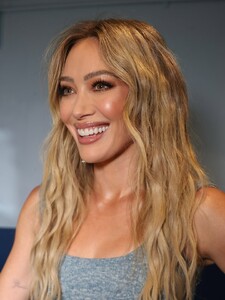 Hilary_Duff_before_her_show_01-20-20260003.jpg