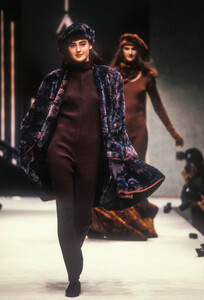 Krizia FW 1990 01.jpg