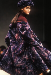 Krizia FW 1990 02.jpg