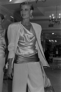 LMu-Carolyne Roehm Resort 1985 Ready To Wear Collection Fashion Show (1).jpg