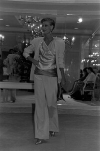 LMu-Carolyne Roehm Resort 1985 Ready To Wear Collection Fashion Show (4).jpg