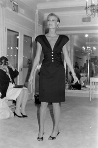 LMu-Carolyne Roehm Resort 1985 Ready To Wear Collection Fashion Show (5).jpg