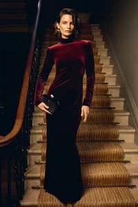 Location1-Stairs-MainHallway_Look4_CaraVelvetMaxiDress_Burgundy_225MDRS137661_547.webp