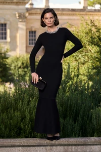 Location7-Frontofhouse_Look1_IsabelleMaxiDress_Black_225MDRS125604_652.webp