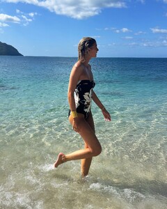 MaryVitinaros - SeaLevel SM - 17.jpg