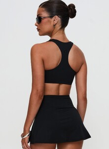 OPhillips - PrPolly - Pulse Active Halter Crop Black-11 - 4-Model-Olivia-Us2.jpg