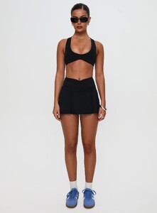 OPhillips - PrPolly - Pulse Active Halter Crop Black-11 - 7-Model-Olivia-Us2.jpg