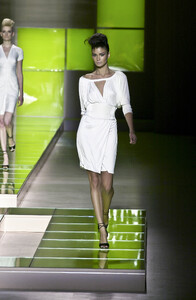 Versace 2001 Women RTW 1.jpg