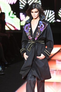 Versace 2002 Women RTW 10.jpg